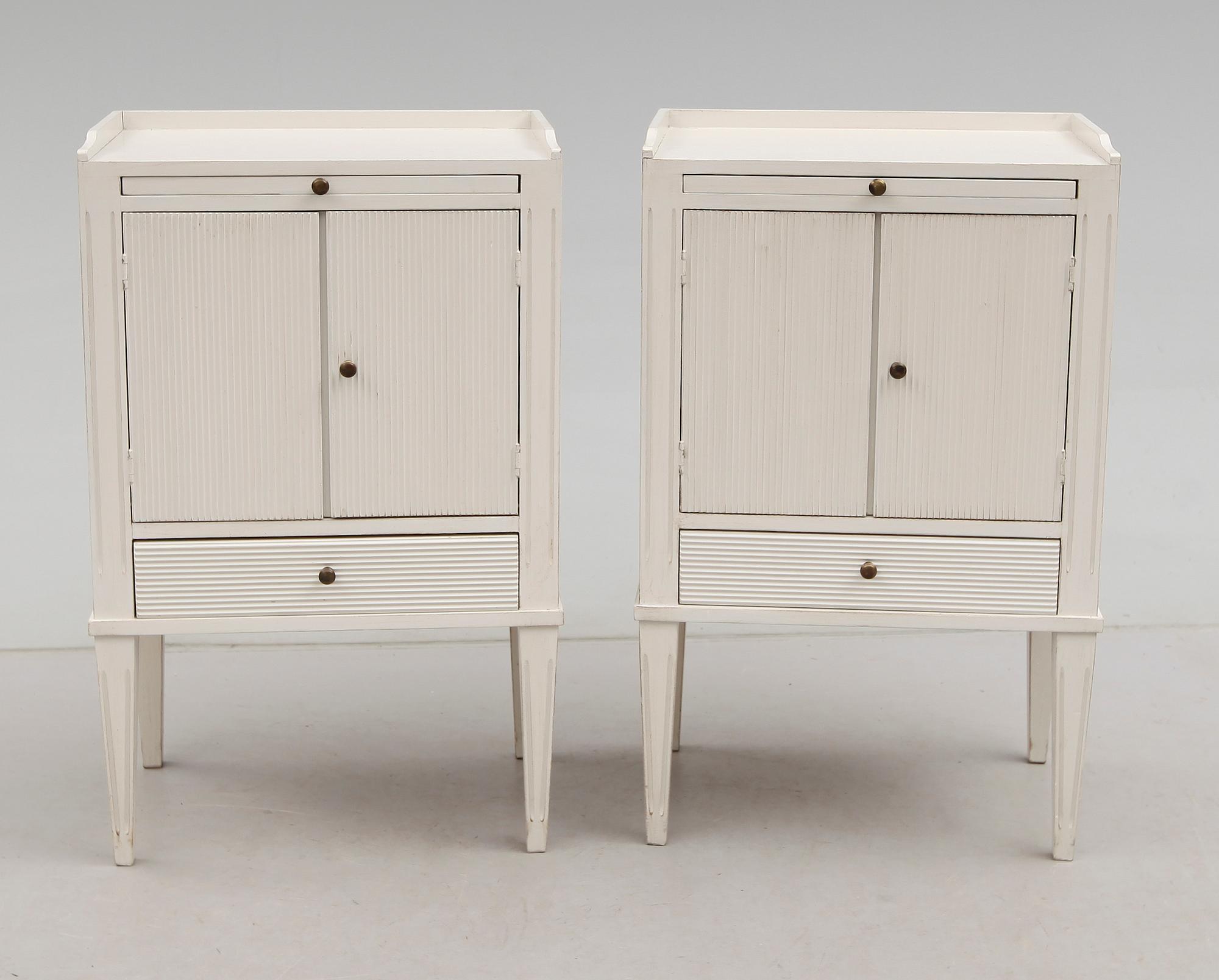 SÄNGBORD, 1 par, gustaviansk stil, 1900-talets andra hälft.