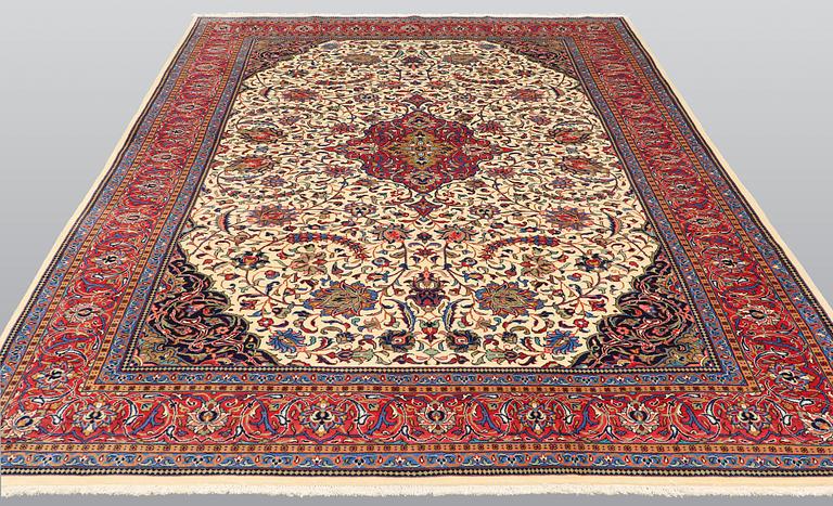 A carpet, Sarouk, ca 351 x 241 cm.