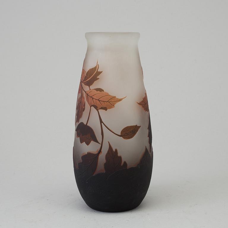 An Arsall (Vereinigte Lausitzer Glaswerke) cameo glass vase with flowers, Germany, early 20th century.
