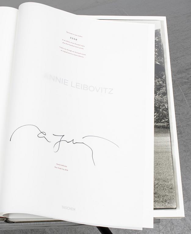 ANNIE LEIBOVITZ, book, "Sumo". Taschen. Signed.