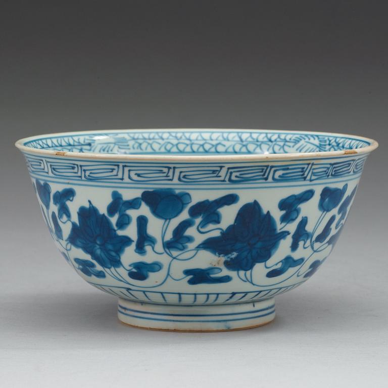 A blue and white bowl, 17th Century.