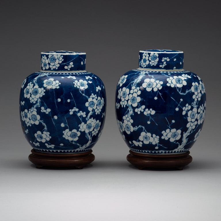 A pair of blue and white jars with covers, Qing dynasty 19th century.