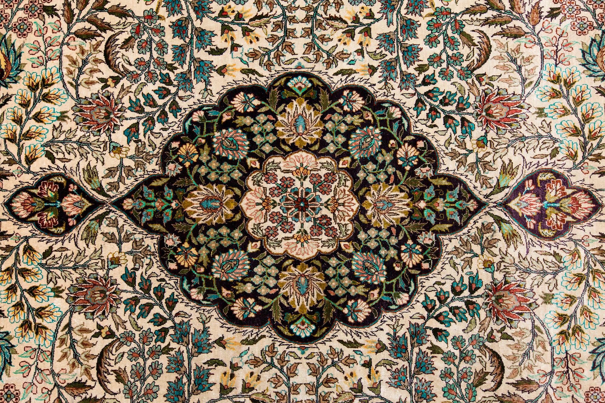 Matta, orientalisk, silke. Ca 273 x 185 cm.