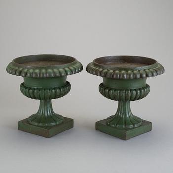 TRÄDGÅRDSURNOR, ett par, 1900-tal.