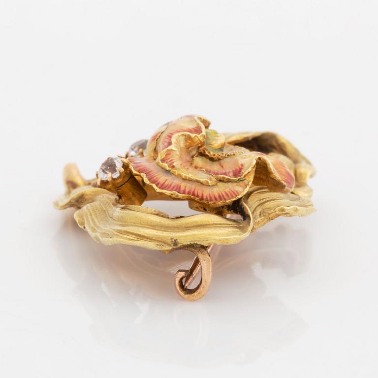 A brooch/necklace combination comprising two brooches and a necklace.