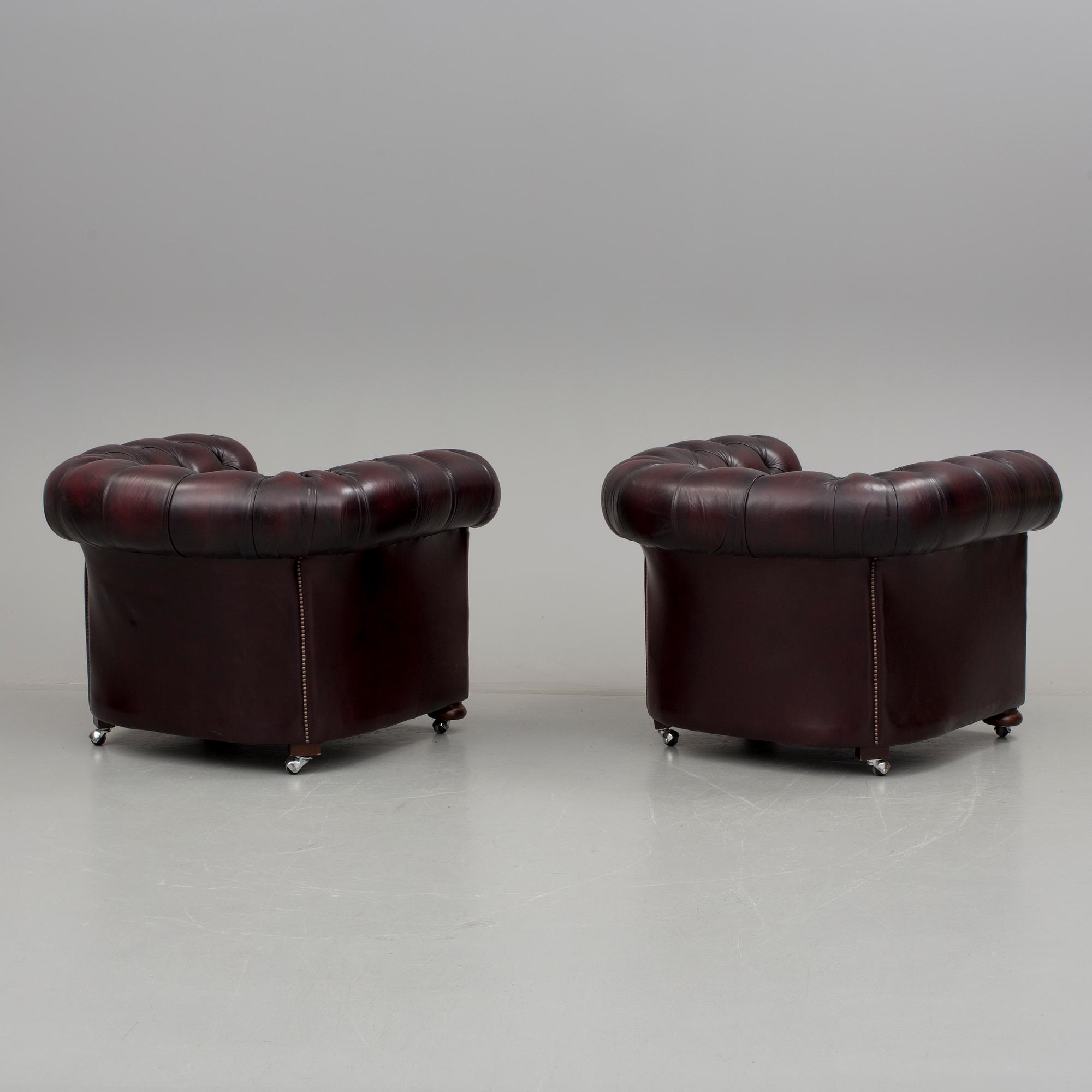 FÅTÖLJER, ett par, Chesterfieldmodell, England, 1900-talets sista kvartal.