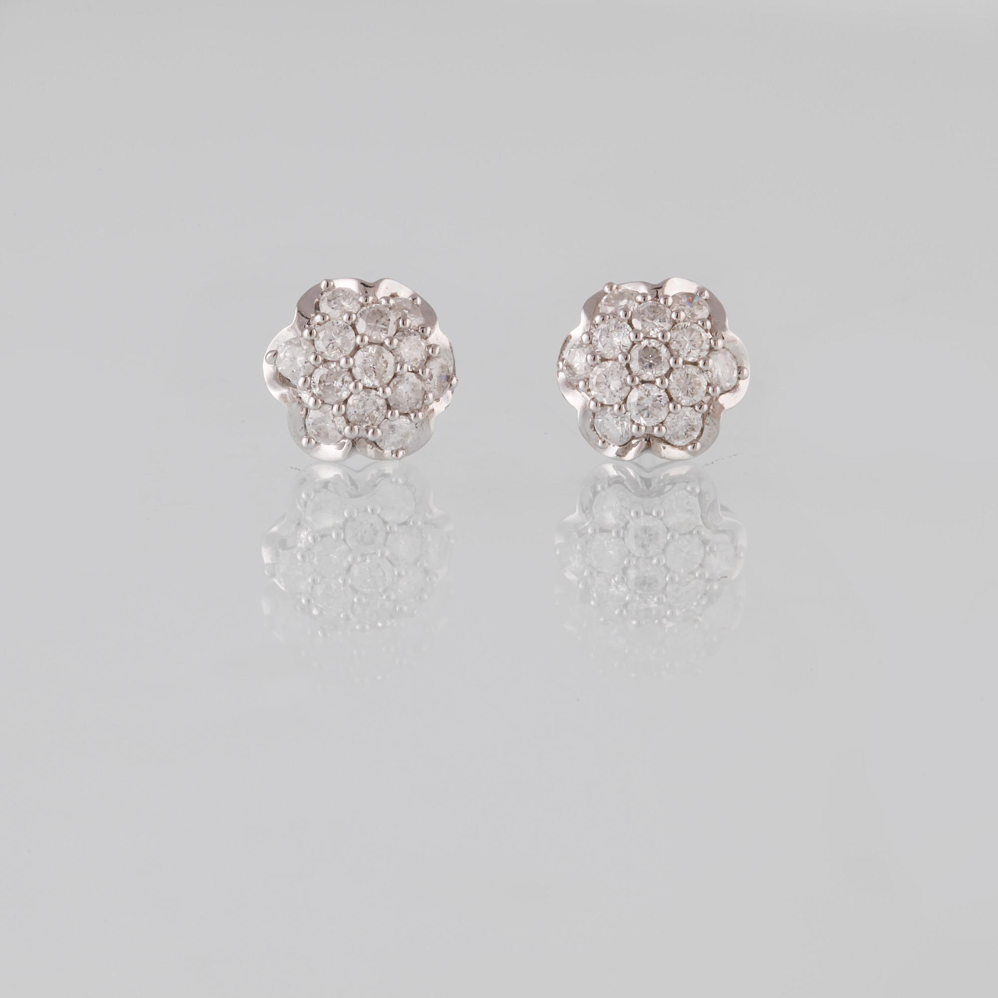 ÖRHÄNGEN, 18K vitguld med briljantslipade diamanter ca 0.59 ct. Vikt 2,0 gram.