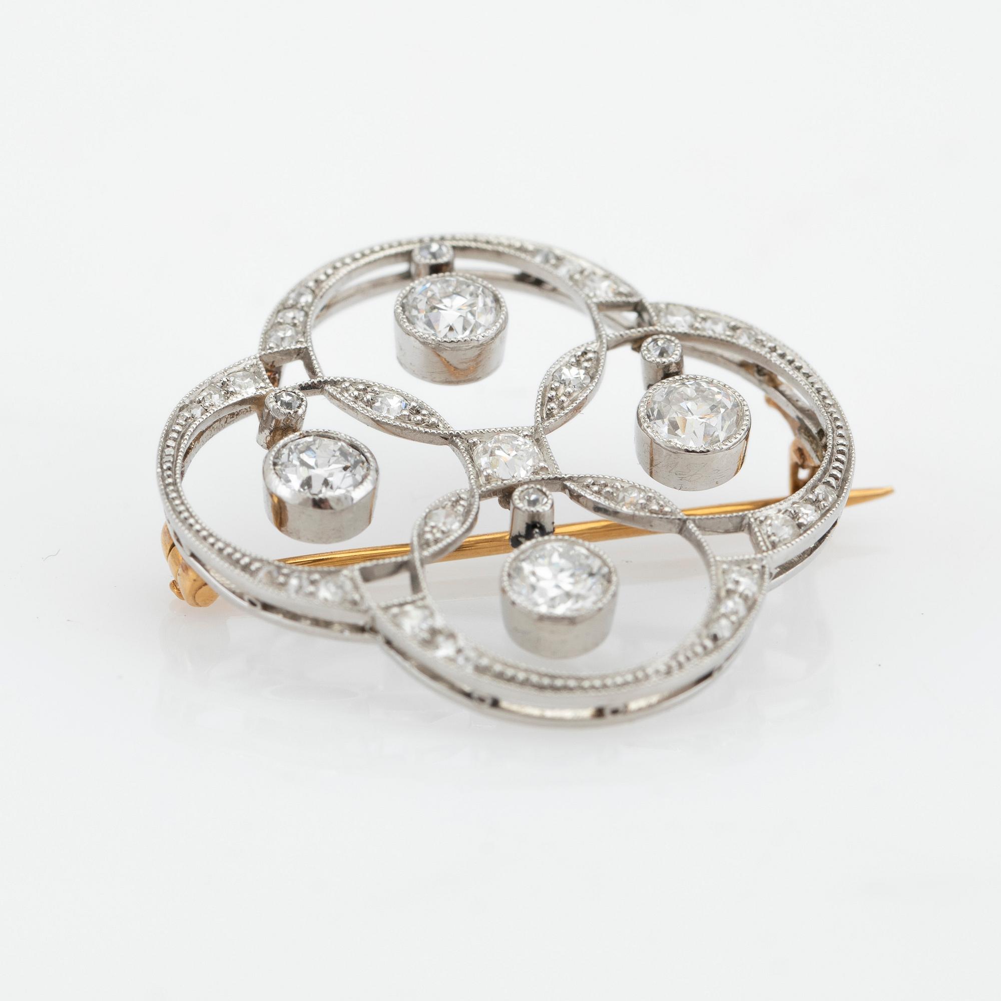Brooch, 18k white gold openwork set with brilliant-cut diamonds.