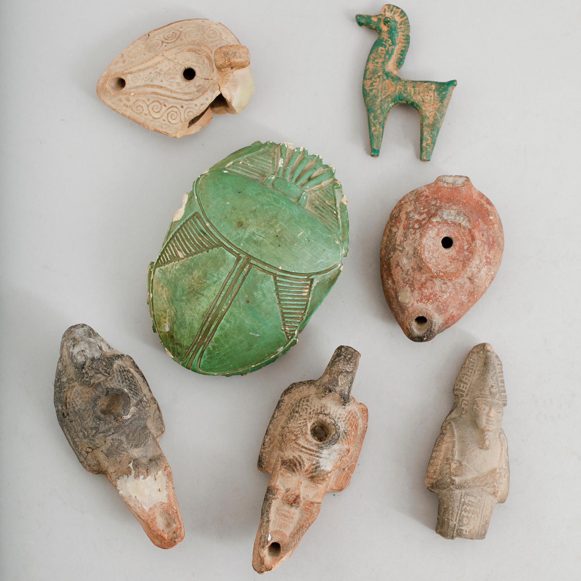 EGYPTISKA FÖREMÅL, 7 st, lergods samt metall.