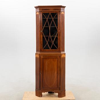 Display corner cabinet, England, early 19th century.