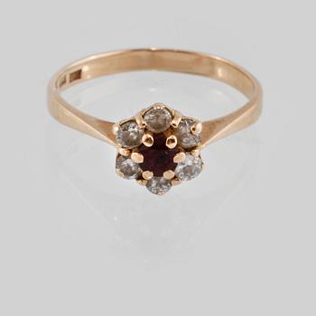 RING, 18K guld med 6 briljantslipade diamanter samt en fasettslipad rubin, Guldex, Göteborg, 1990. Vikt 2,5 g.