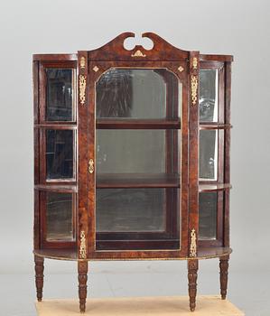 VITRINSKÅP, Louis XVI-stil. 1900-tal.