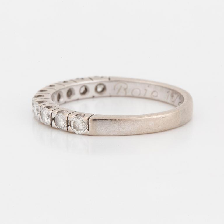 HALVALLIANSRING med briljantslipade diamanter.