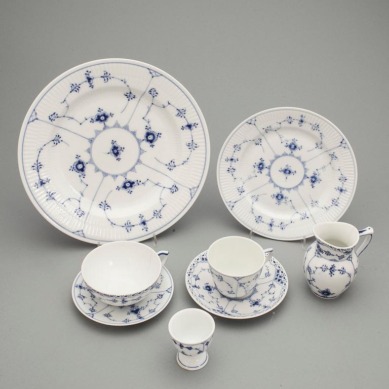 SERVISDELAR, ca 90 delar, porslin, "Musselmalet", Royal Copenhagen.