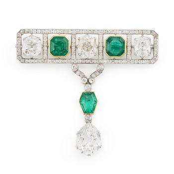 492. An impressive platinum, step-cut emerald and old-cut diamond brooch by W.A. Bolin likely Moscow 1912-1917. No hallmarks.