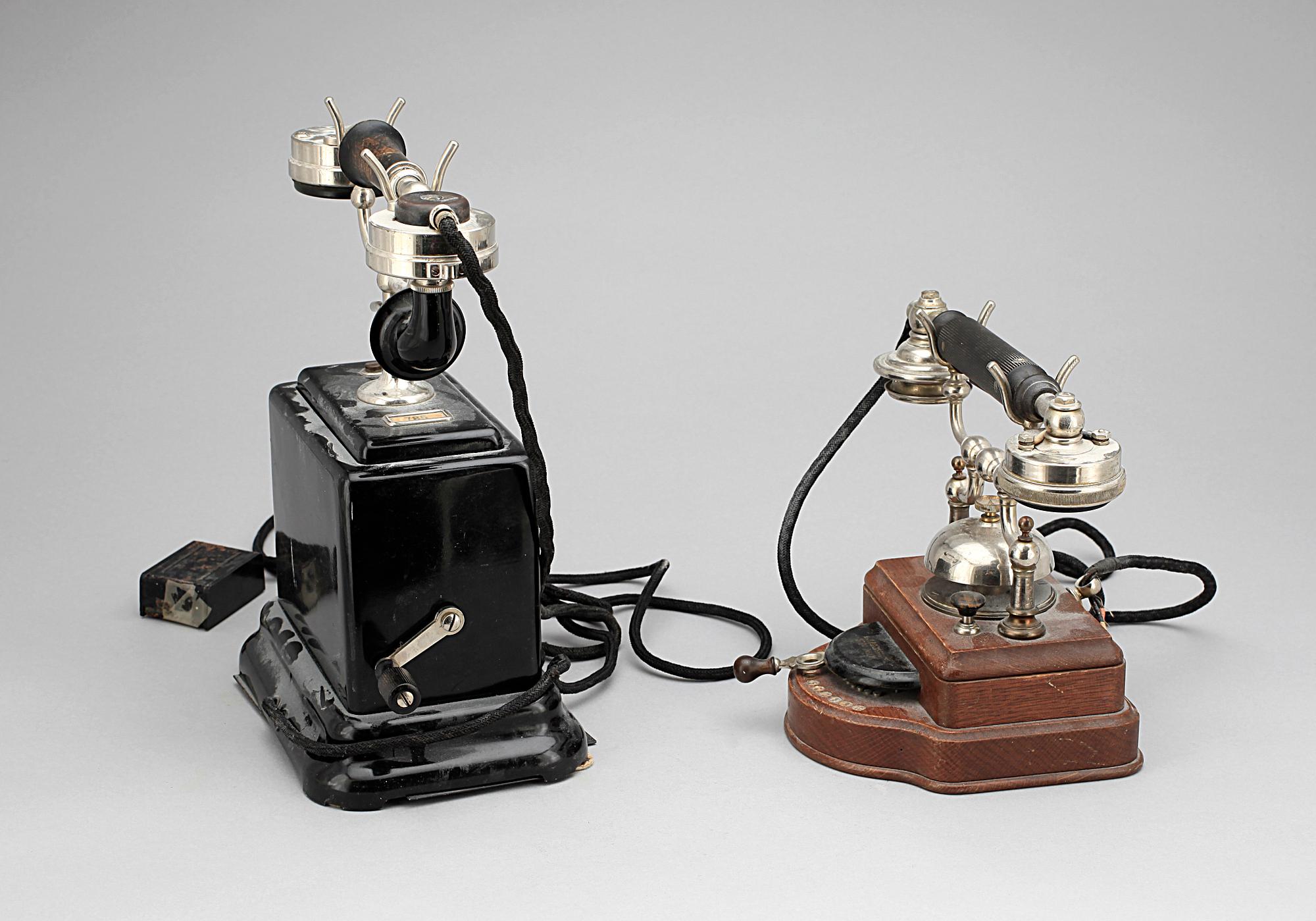 TELEFONER, 2 st, bla LM Ericsson, 1900-talets första hälft.