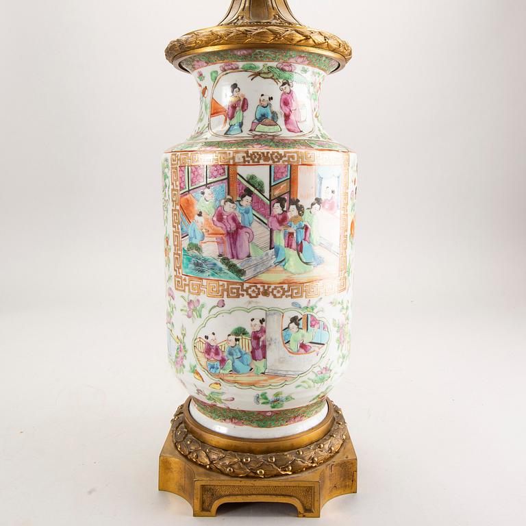 A Chinese porcelain and metal table lamp around 1900.