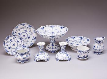 SERVISDELAR, "Musselmalet", 44 delar + 9 askfat, Royal Copenhagen, Danmark.