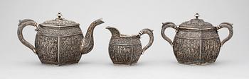 TÉSERVIS, 3 delar, trol låghaltigt silver, orientalisk, 1900-talets första hälft. Tot vikt ca 1530 gram.