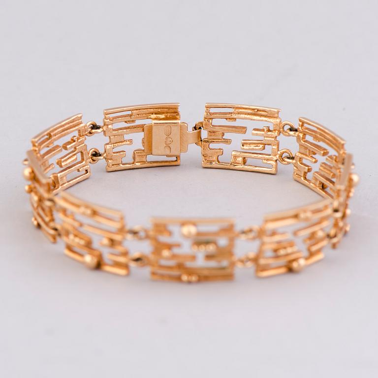 A BRACELET, 14K gold.