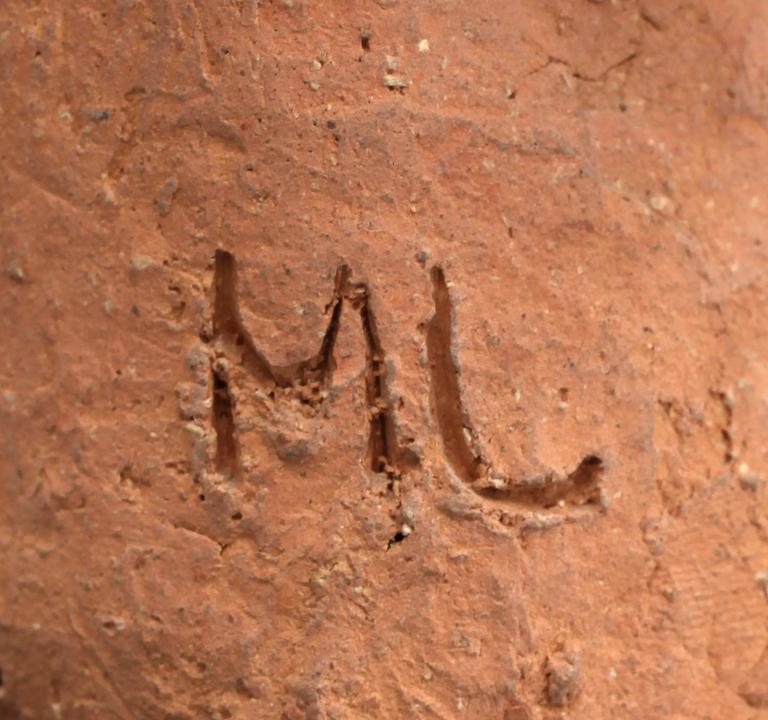 Skulptur, lergods, sign ML (Maja Lisa Alexandersson). 1900-talets andra hälft.