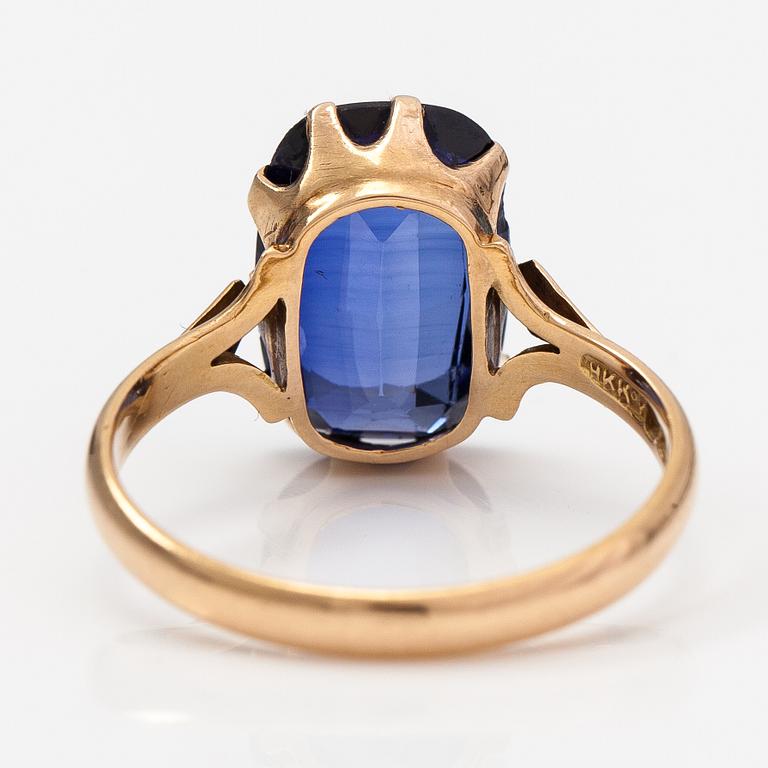 An 18K gold ring with a synthetic sapphire. Hakaniemen Kello-ja Kultas.liike, Helsinki 1947.