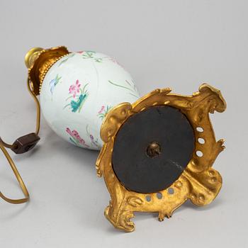 A Qianlong 1736-95 tabel lamp.