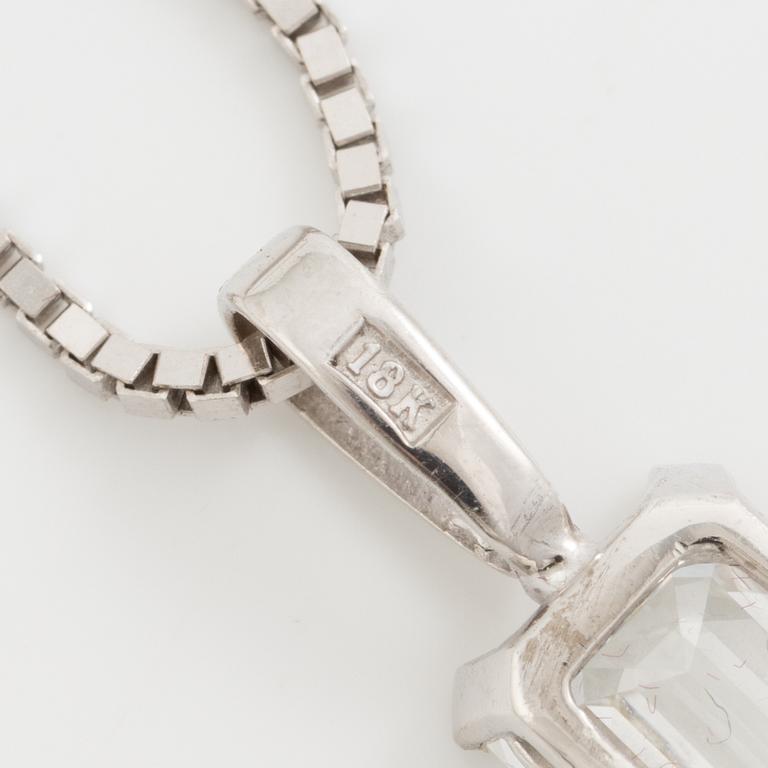 Hänge, 18K vitguld med smaragdslipad diamant samt mindre briljantslipad diamant, kedja 18K vitguld.