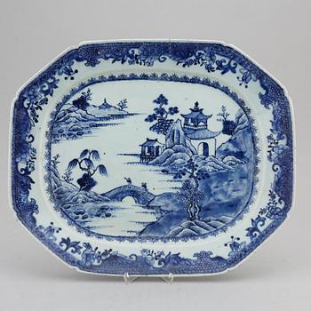 A large blue and white serving dish, Qing dynasty, Qianlong (1736-95).