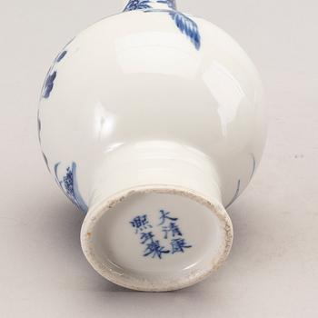 A set of two blue and white vases, Qing dynasty, 19th Century.