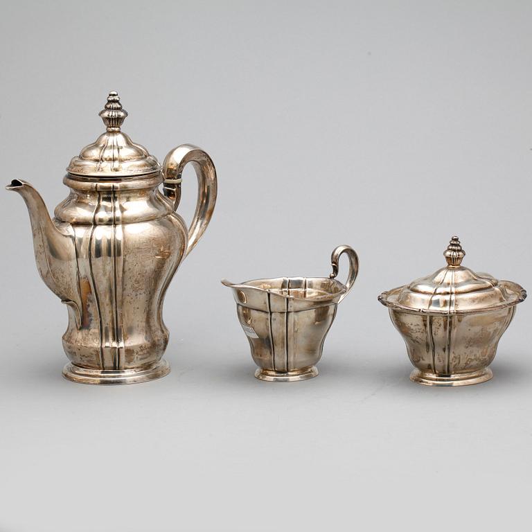 KAFFESERVIS, 3 delar, silver, rokokostil, svenska importstämplar, 1900-tal. Vikt ca 900g.