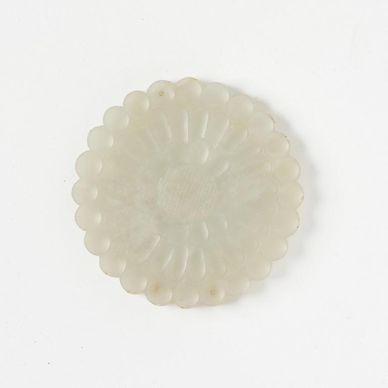 A flower shaped jade placque, Qing dynasty, 18th century.