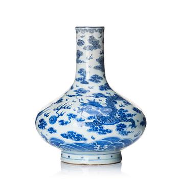 1151. A blue and white vase, Qing dynasty, 19th Century.