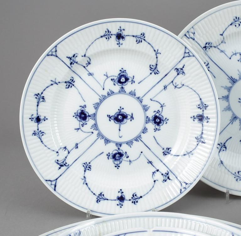 SERVIS, 96 delar, porslin, "Musselmalet", Royal Copenhagen, 1900-talets andra hälft.
