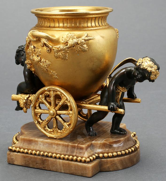 KAVIARSKÅL, förgylld brons, empirestil, omkr år 1900.