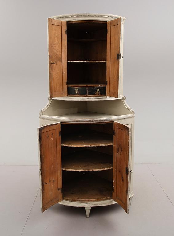 HÖRNSKÅP, 1800-talets mitt.