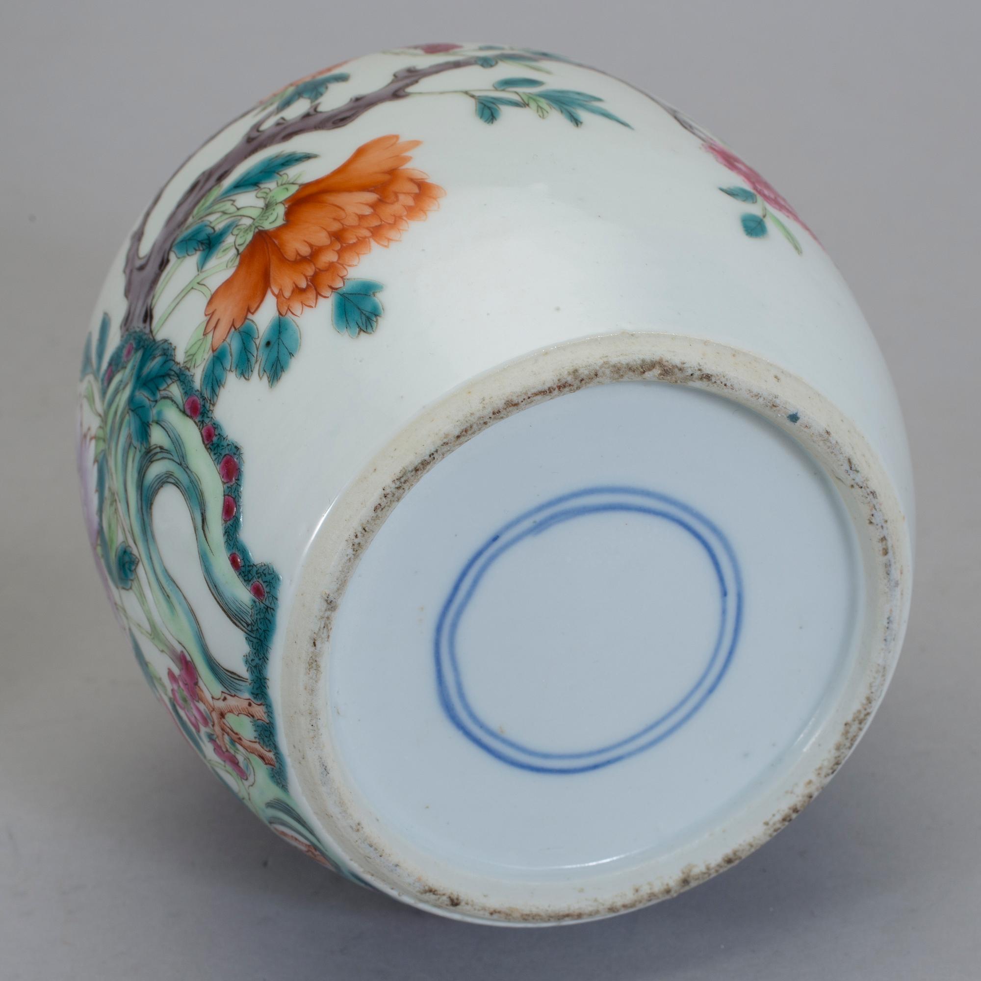 URNA med LOCK, porslin. Sen Qing dynasti, omkring 1900.