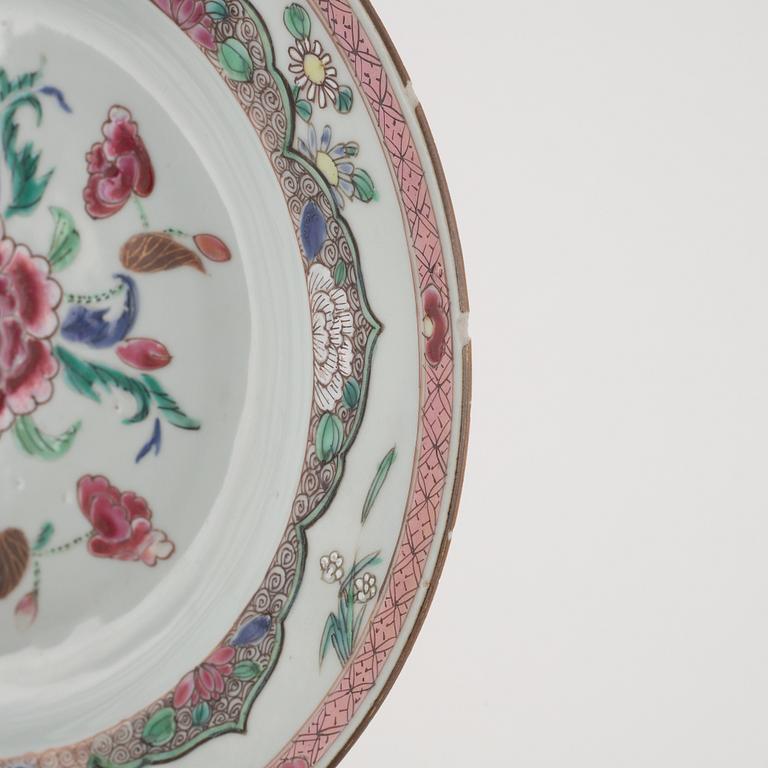 A set of six Chinese famille rose export porcelain plates, Qing dynasty, 18th century.