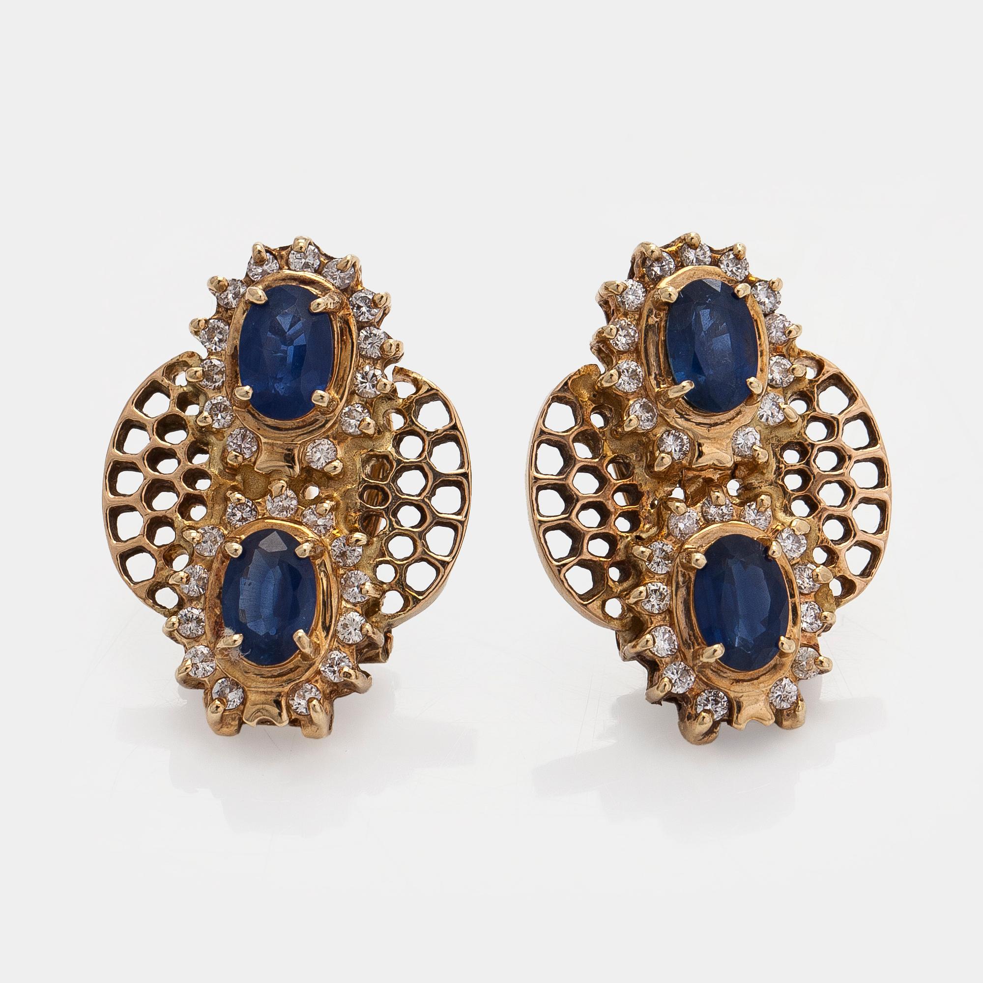 Örhängen, fasettslipade safirer, briljantslipade diamanter, 14K guld.