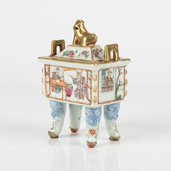 A small porcelain censer with cover, Qing dynasty, 19th Century.