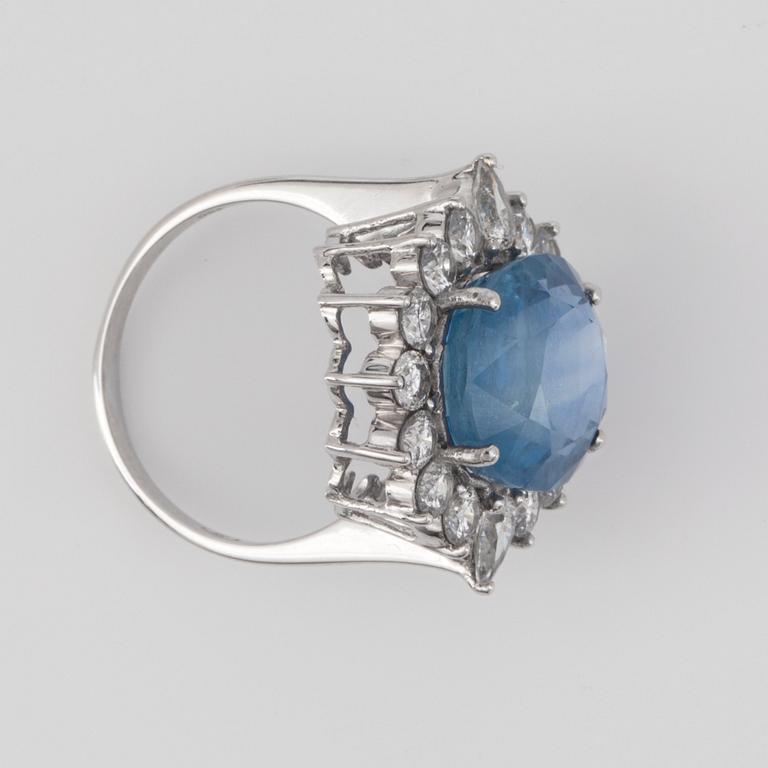 RING med en ljusblå obehandlad safir samt briljantslipade diamanter totalt 1.95 ct. Safir 13.16 ct.