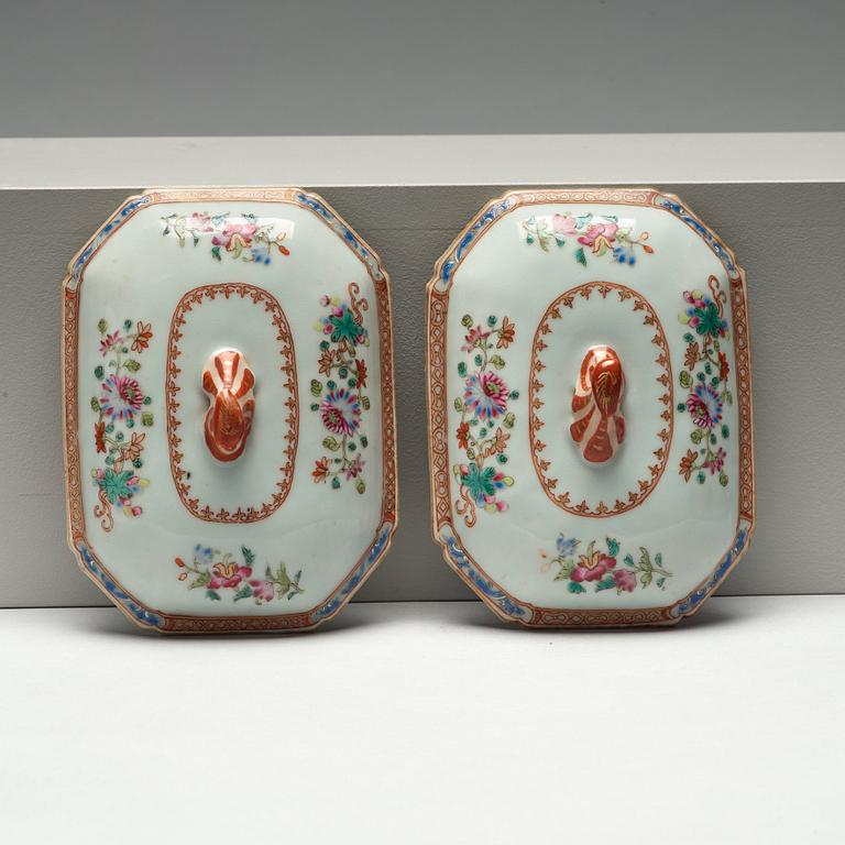 SMÖRTERRINER med LOCK och FAT, ett par, porslin. Qingdynastin, Qianlong (1736-95).