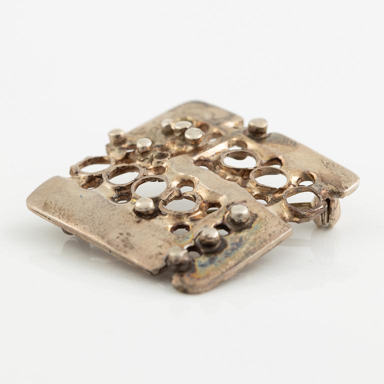 Lars Arby, två par örhängen och en brosch, sterlingsilver, Göteborg 1969, 1970 och 1980.