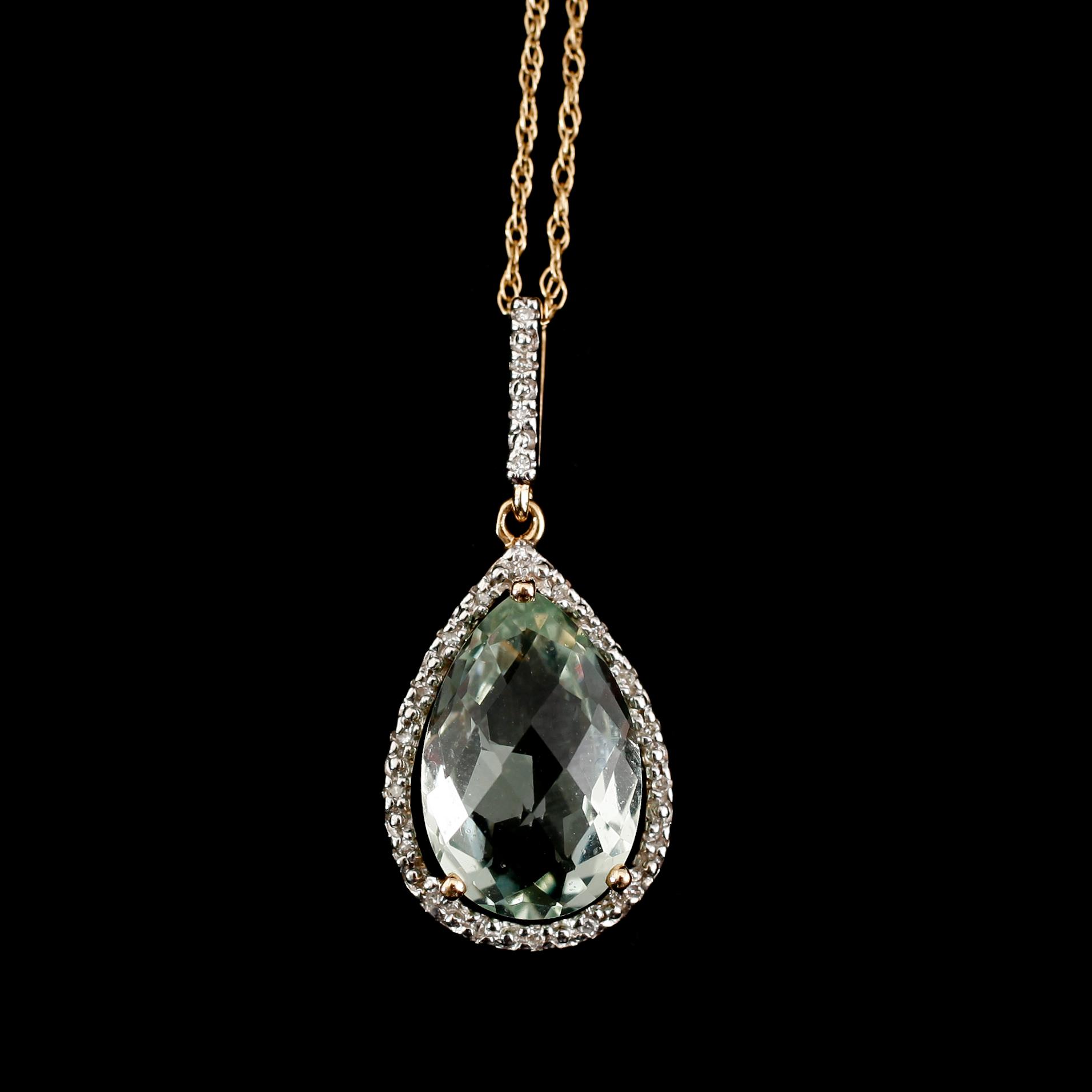 COLLIER, 14 k guld och vitguld, hänge med diamanter och grön droppformad ametist.