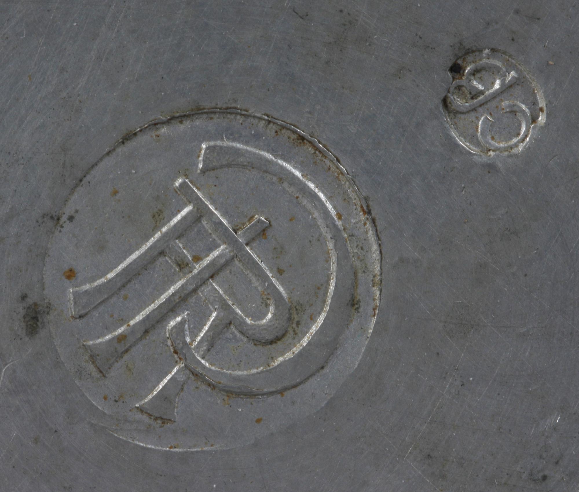 MÅTTKANNOR, 4 st samt TEKANNA, tenn.