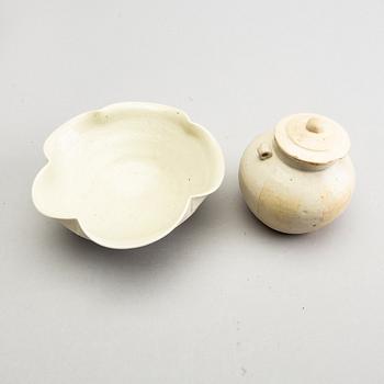 Kruka med lock samt skål, keramik. Troligen Songdynstin (960-1279).