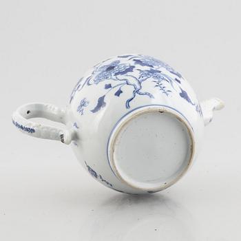 A large Chinese blue and white export porcelain punch pot, Qing dynasty, Qianlong, end of the 18th century.