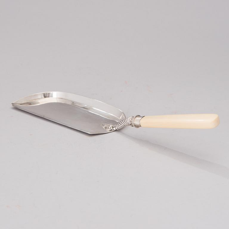 AN EDWARDIAN SILVER CRUMBER, marks of Mappin & Webb, Sheffield 1904.