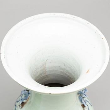 GOLVURNOR, två snarlika, porslin. Qingdynastin, tidigt 1900-tal.