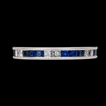 139. RING, prinsesslipade diamanter samt carréslipade blå safirer.